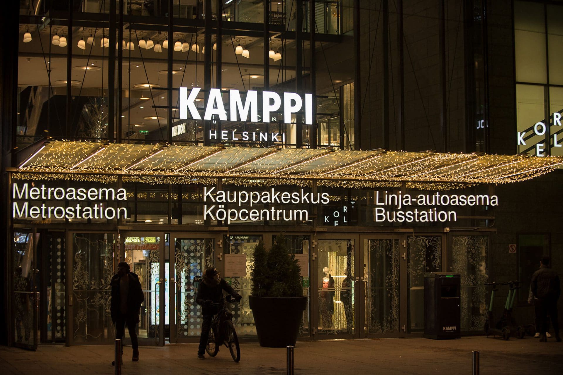 Kauppakeskuksen valokyltti