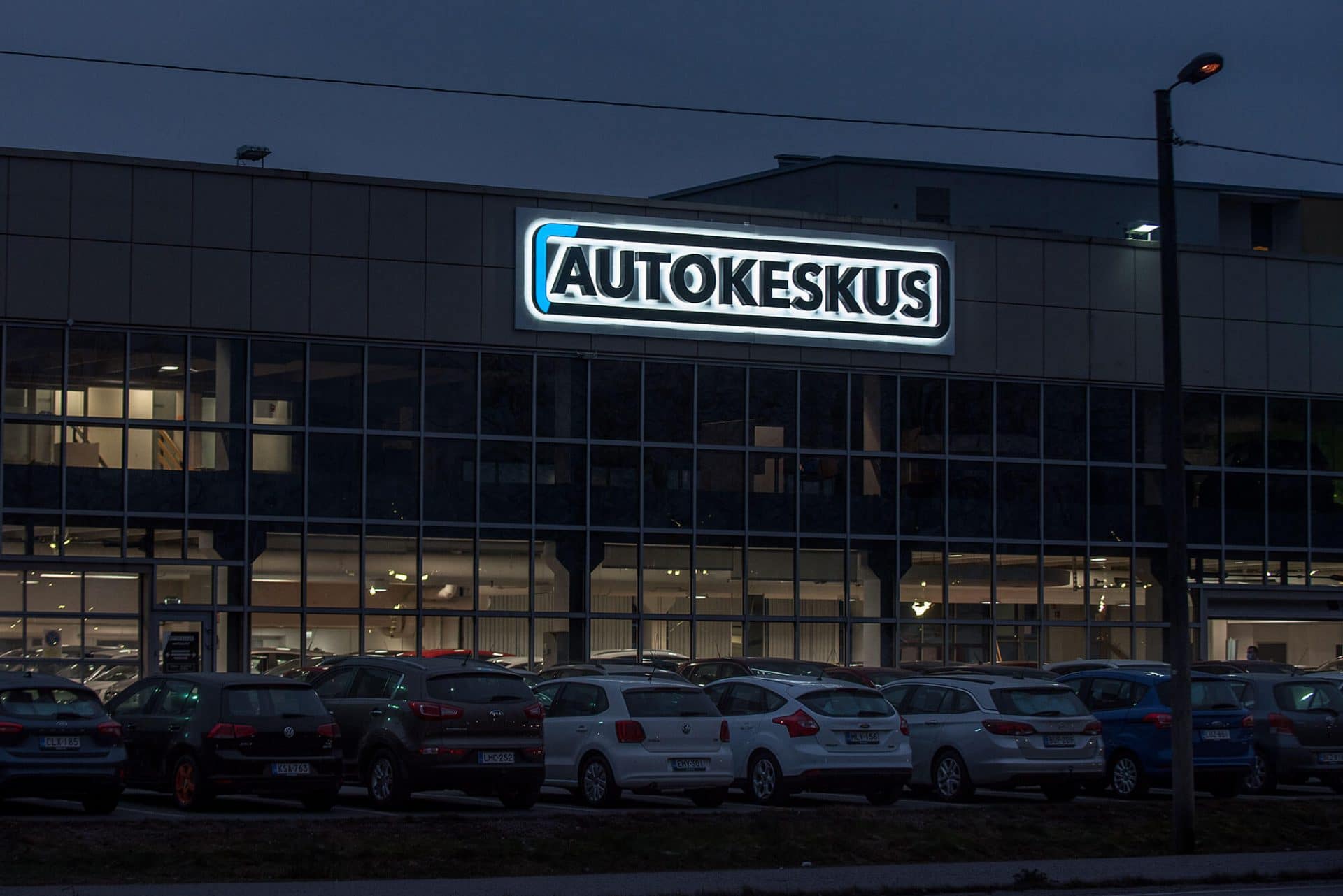 Valokyltti autotalon julkisivussa