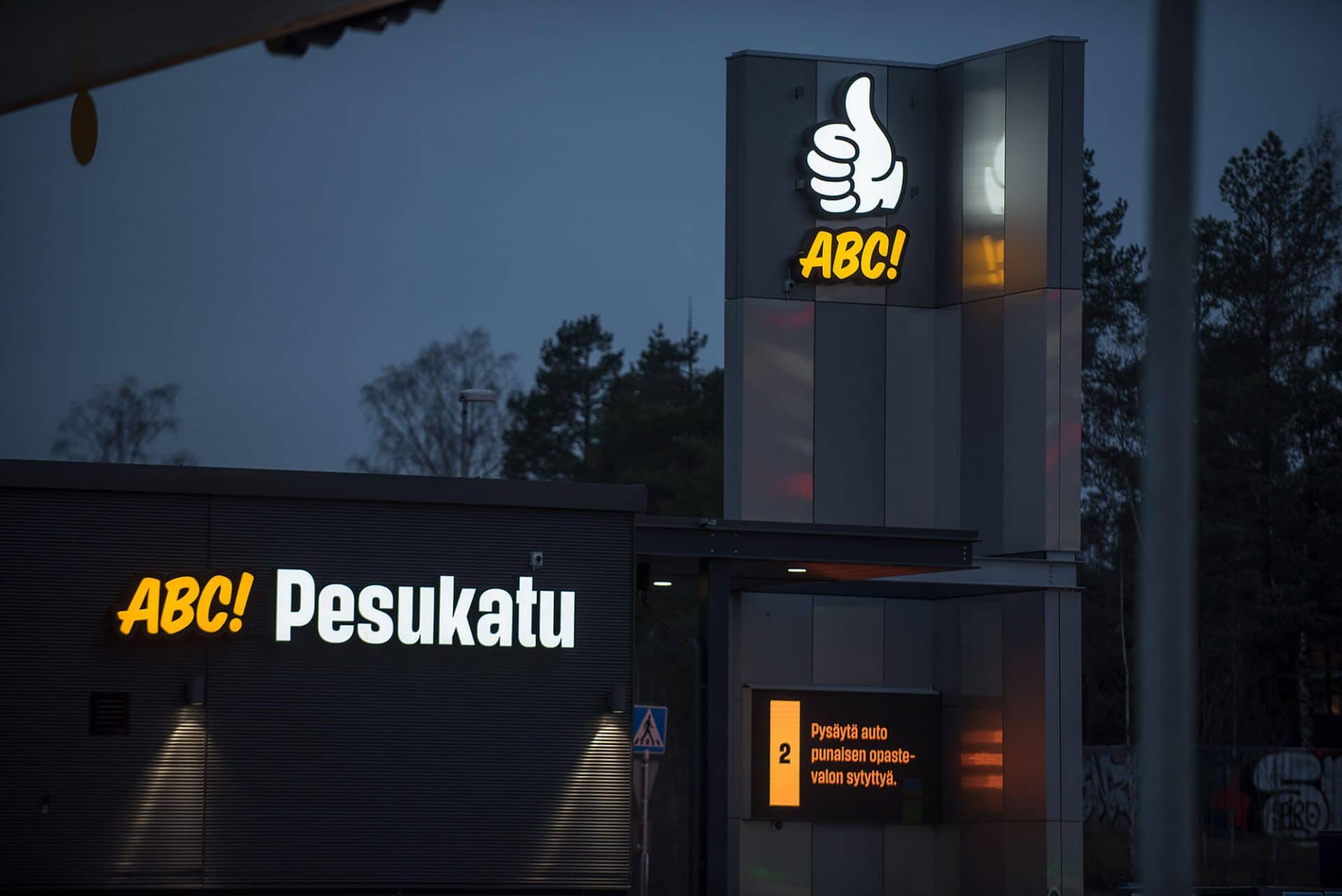 Autopesulan valokyltti