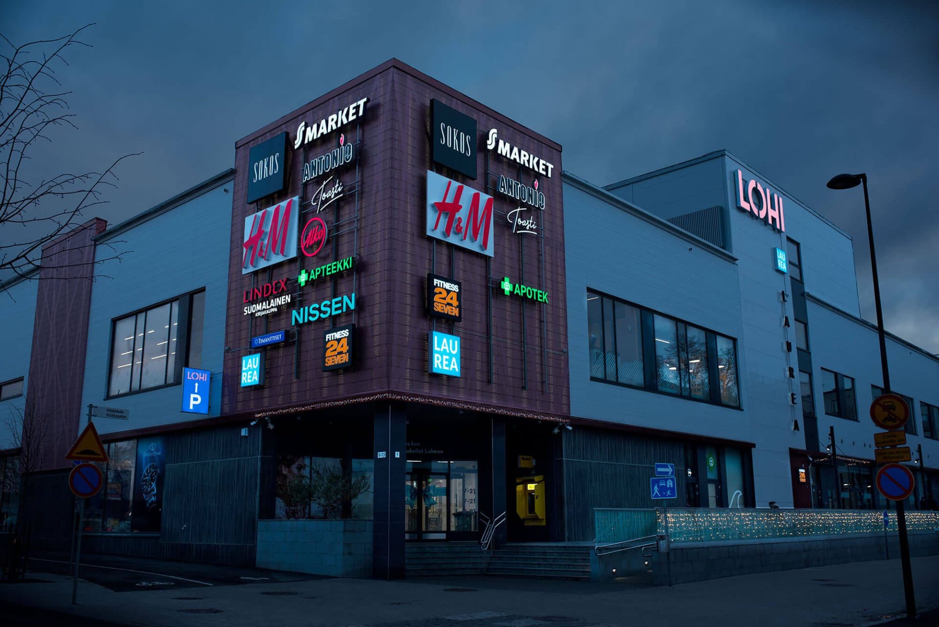 Valokyltit rakennuksen ulkoseinässä