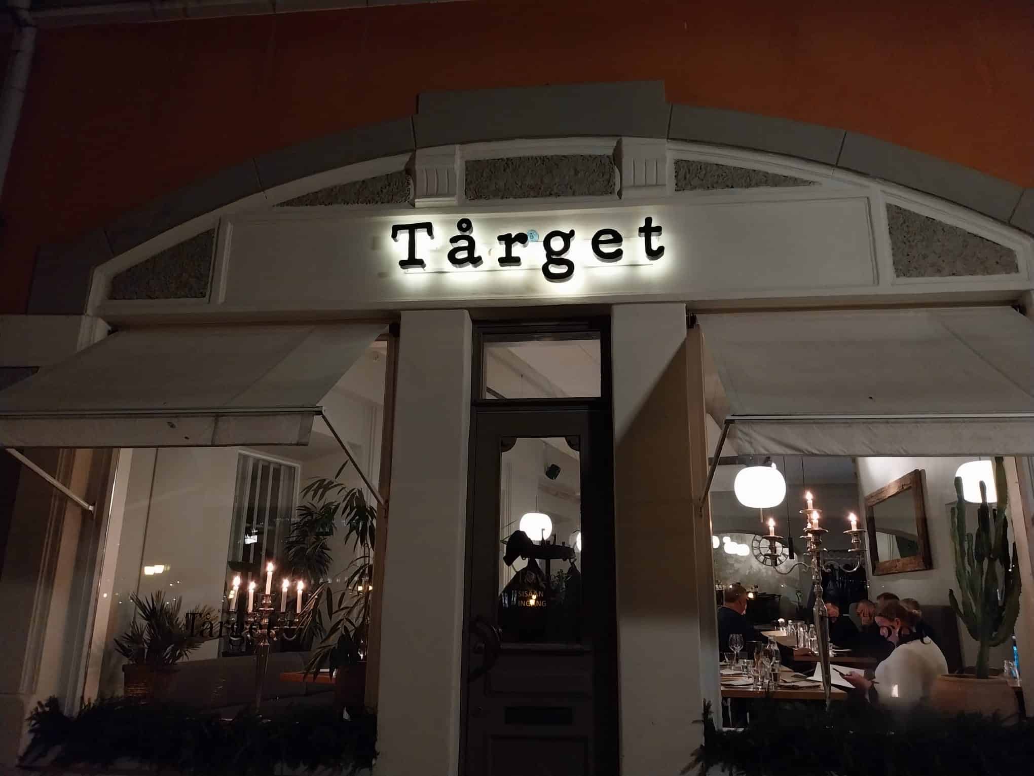 Target-irtokirjainvalomainos rakennuksen julkisivussa