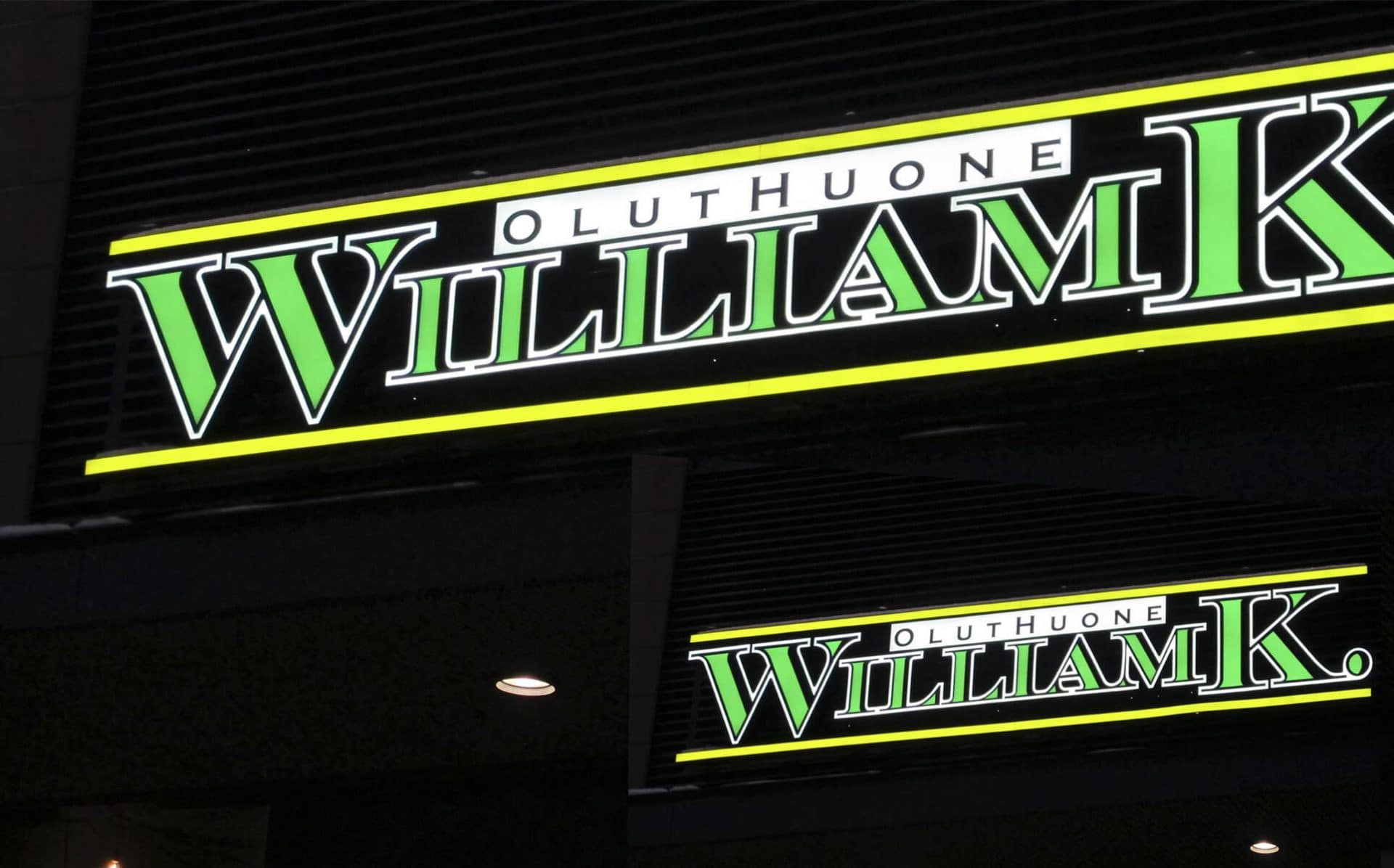 William K. -valomainoskyltti